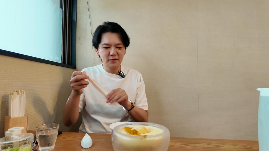 名物とうもろこしの冷やしラーメンを実食する黒瀬実寿希さん
