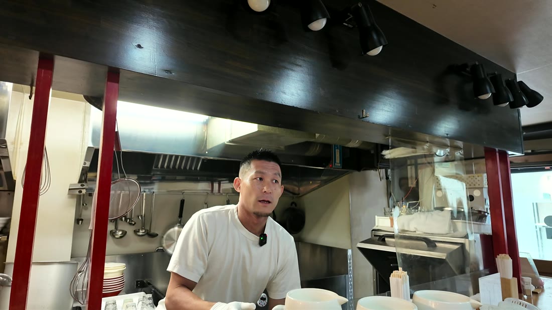 ろく月の厨房に立つ店主・湯田達巳さん